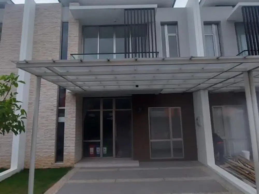 DISEWAKAN RUMAH PIK 2 UK 8X15 (2 LANTAI) KOSONGAN BELAKANG SUPERHIRO TERMURAH