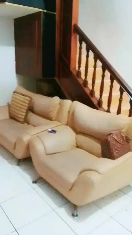 Di jual cepat sofa cantik kulit Oscar mulus?