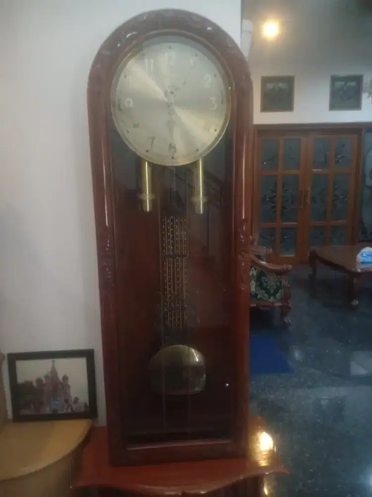 Jam gadang dan kursi meja tamu lengkap,meja kursi makan lengkap