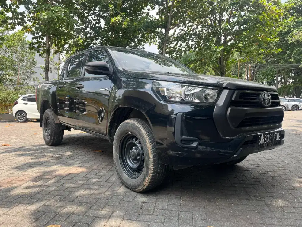 Hilux 2.4 E DC 4x4 MT 2022 Tangan Pertama