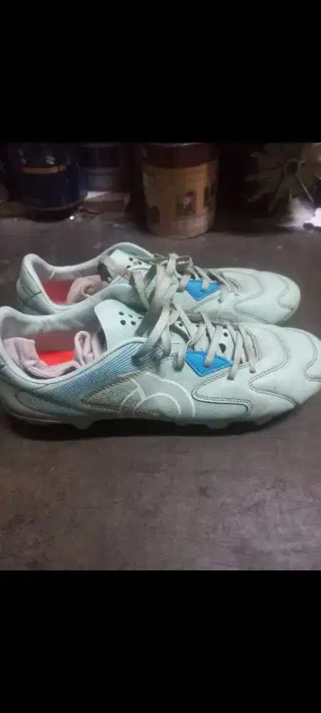 Sepatu bola merek ortus