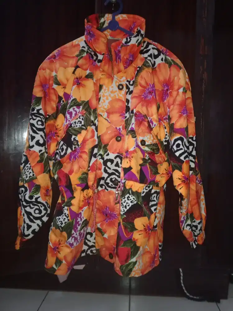 Jaket panjang bermotif (long jacket).
