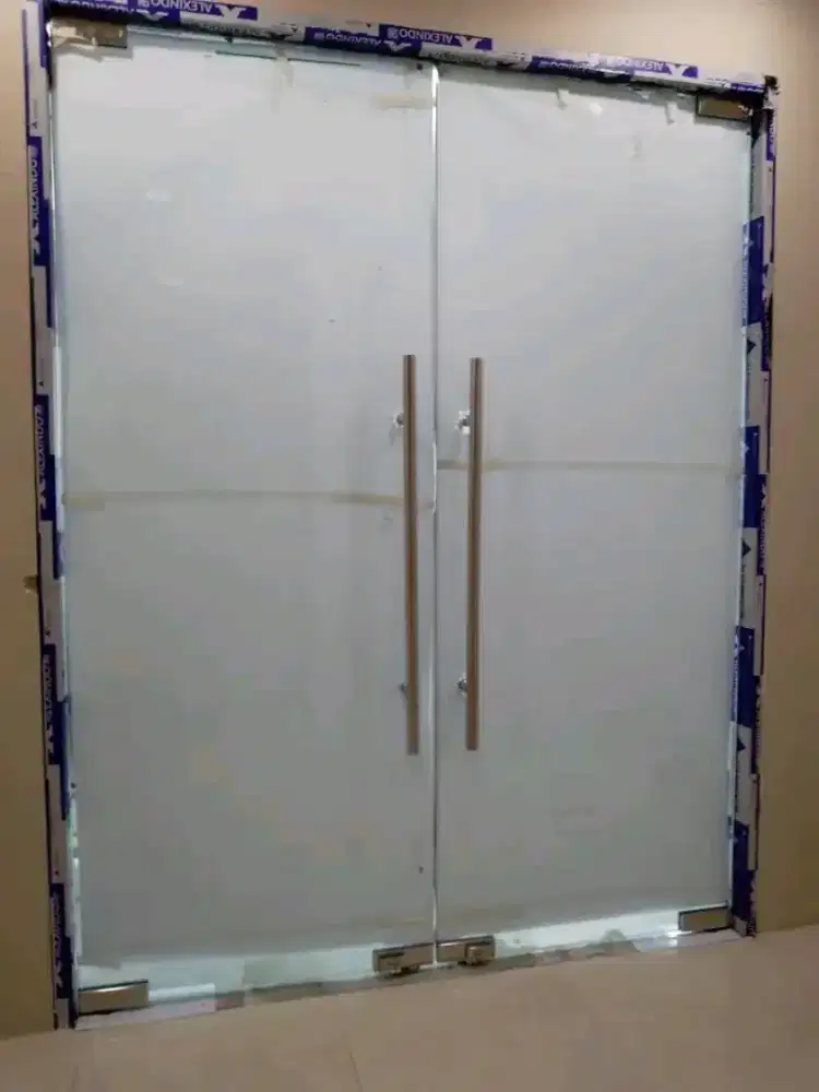 Partisi kaca dan pintu kaca
