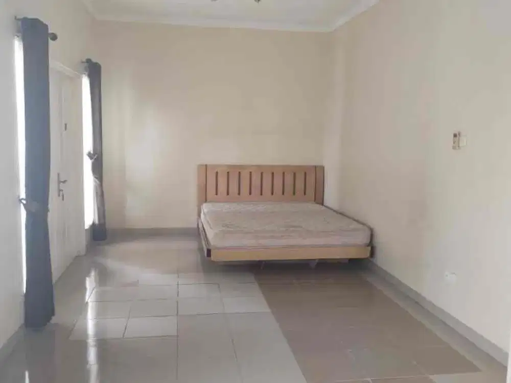 Disewakan Rumah Duta Mas

LB , 180 m2
LT,    350 m2
Lantai 1, 1 kmr tdr pembantu, 2 kmr mandi
Lantai 2, 3 kmr tdr, 2 kmr mandi.

Hrg : 120jt perthn