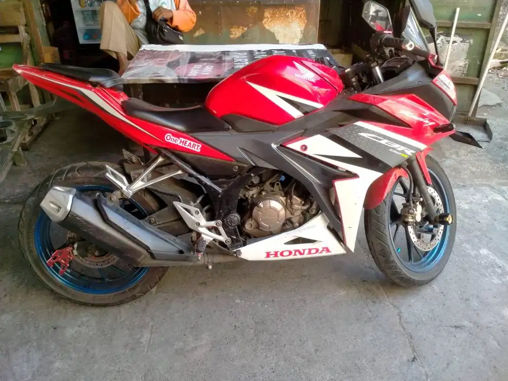 Honda CBR150R 2016 – Merah – Pajak ON – Surat Lengkap