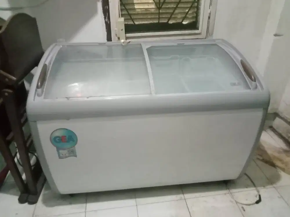 Freezer GEA 360L Kaca Geser Dingin Maksimal Siap Pakai