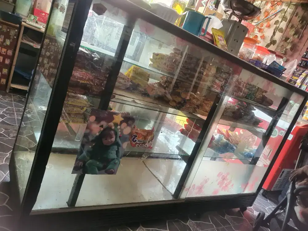 Etalase bekas jualan kue basah