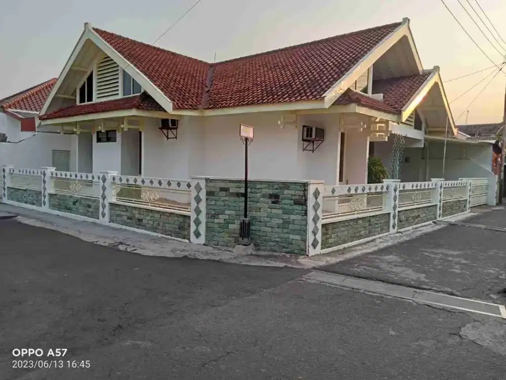 RUMAH LUAS BAGUS TENGAH KOTA DEKAT PARAGON MALL