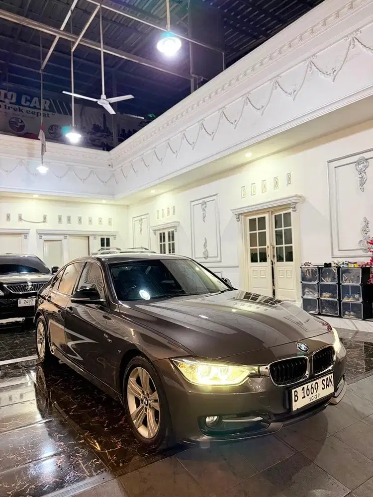 Bmw 320i Sport 2014 Km antik 65 ribu Service Resmi Full orsinil bu