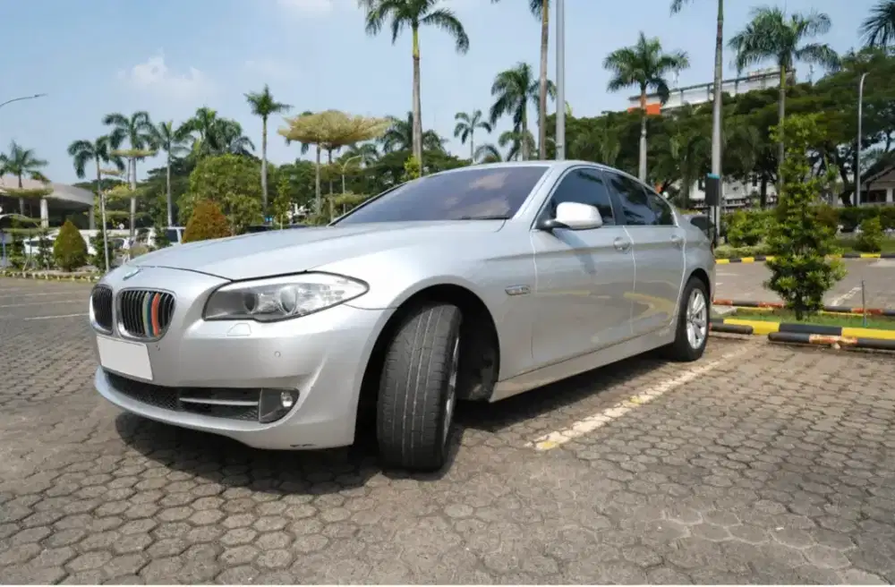BMW 523i F10 2011 Silver | KM 69 Ribu | Siap Pakai