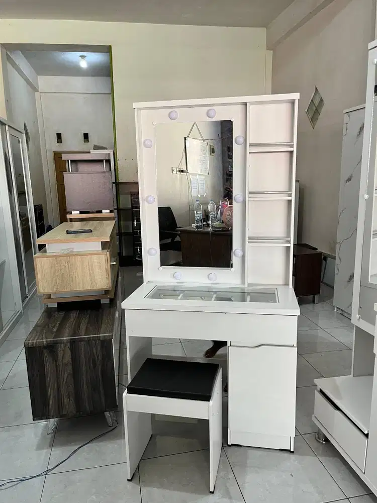 SALE ! MEJA RIAS MINIMALIS LAMPU BOHLAM TERLARIS