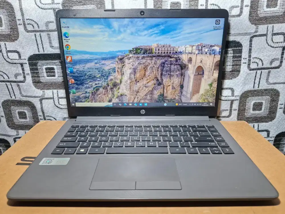 Laptop Hp 245 G8 Ryzen 3 ram 8gb SSD VGA 2gb Game Grafis slim mantap