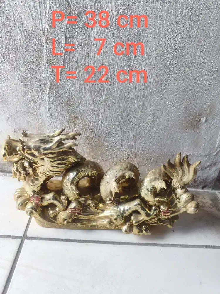 Patung naga emas