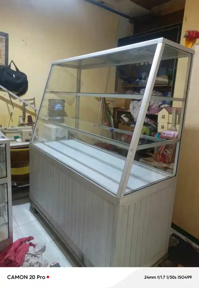 Etalase makann ukuran p. 150 x tinggi 180 lebar 65