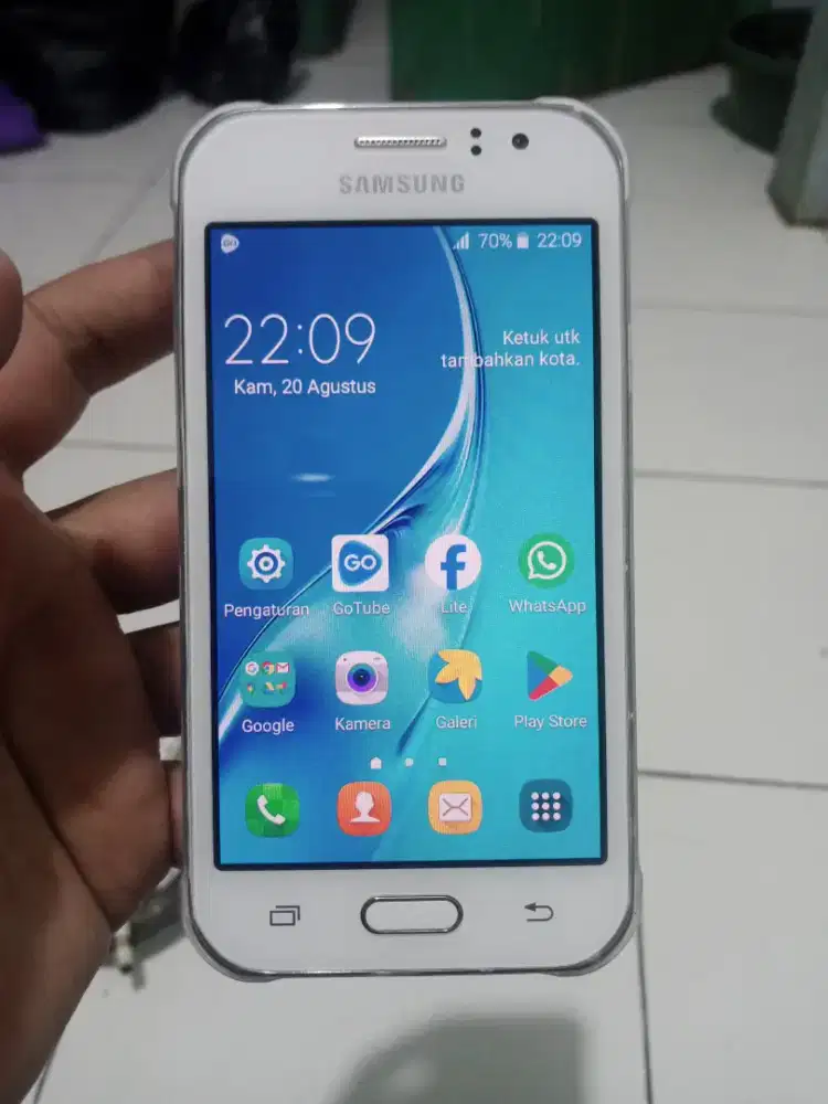 Samsung galaxy J1 ace 4G layar 4.5 inchi amoled