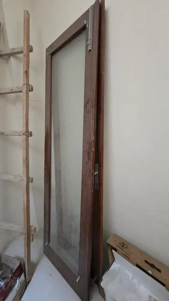 Pintu kayu kupu tarung