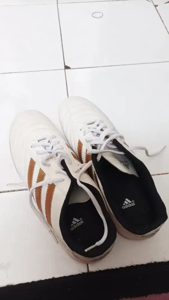 Sepatu futsal ukuran 44