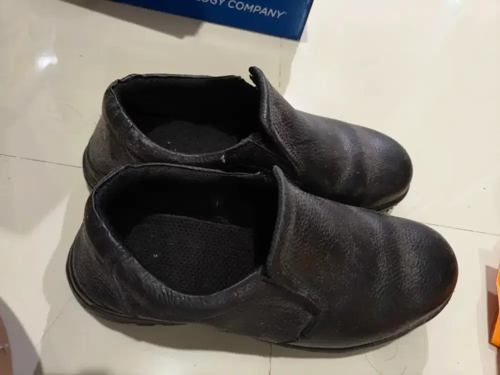 Sepatu safety laki laki ukuran 46