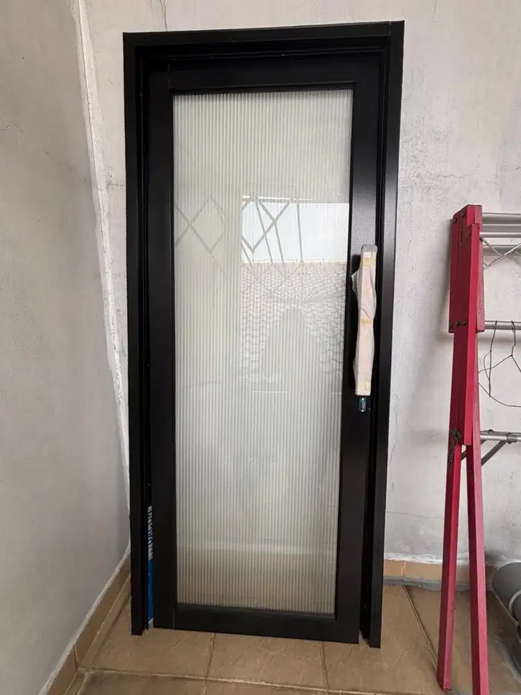 Pintu kaca alumunium