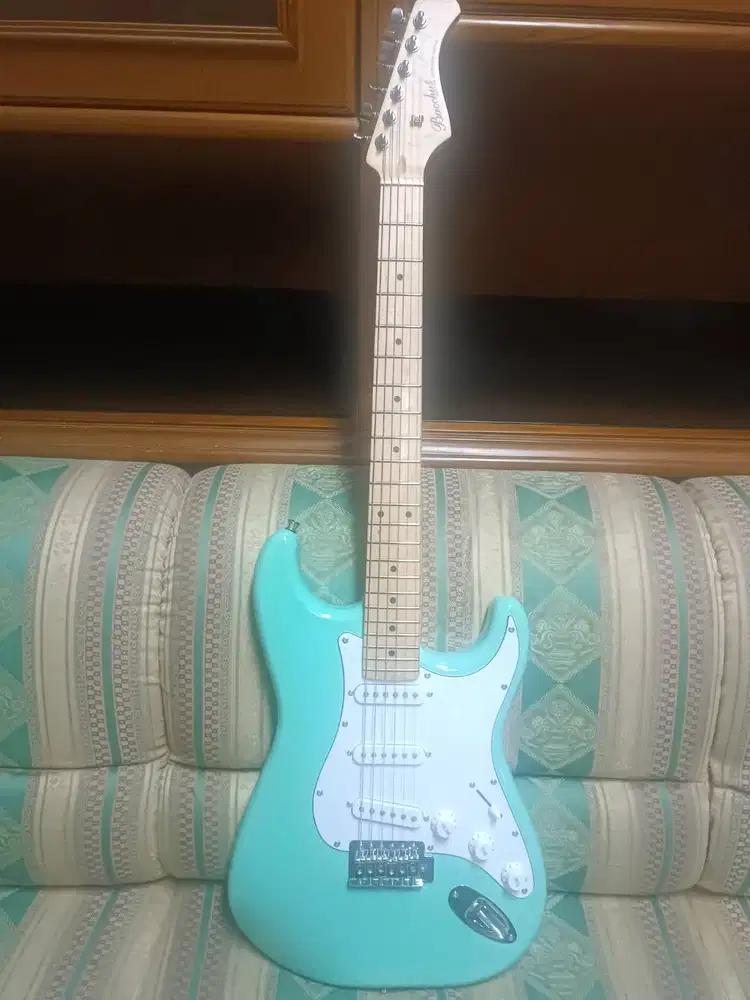 Di jual Gitar eletrik merk bacchus