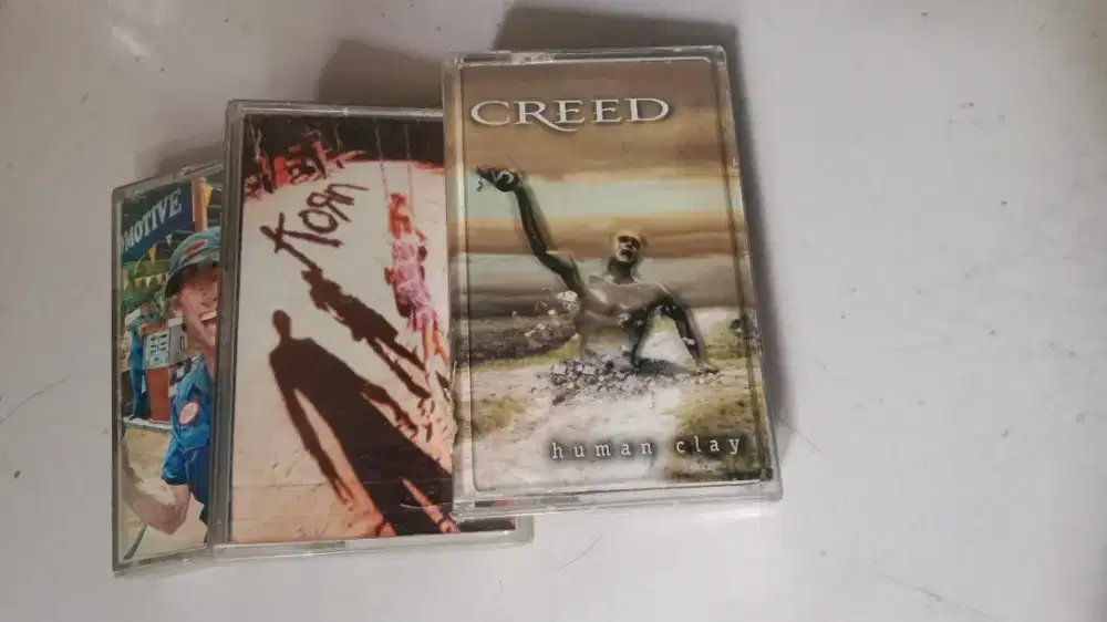 Ada tiga kaset pita jadul