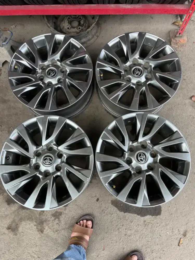 Velg original OEM Toyota Fortuner facelift 4x4 ring 18 pcd 6x139,7