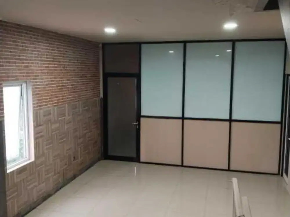 Disewakan Ruko Gandeng Tiga di Latumenten Jakarta Barat