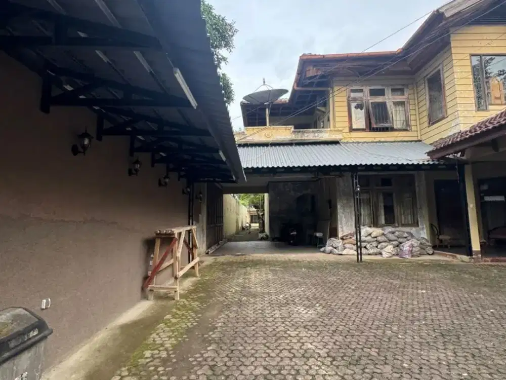 Disewakan Rumah 2 Lantai Halaman Luas dan di Pinggir Jalan Raya Kemang Timur , Jakarta Selatan