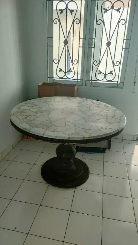 Meja makan batu marmer