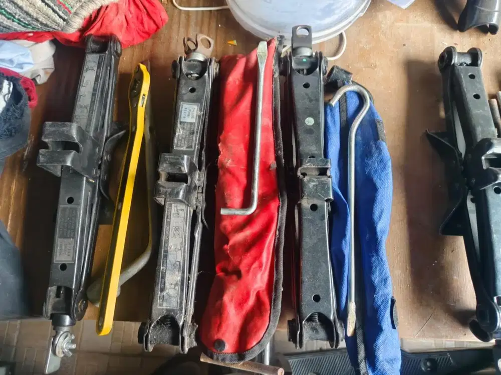 Dongkrak mobil dan kunci roda