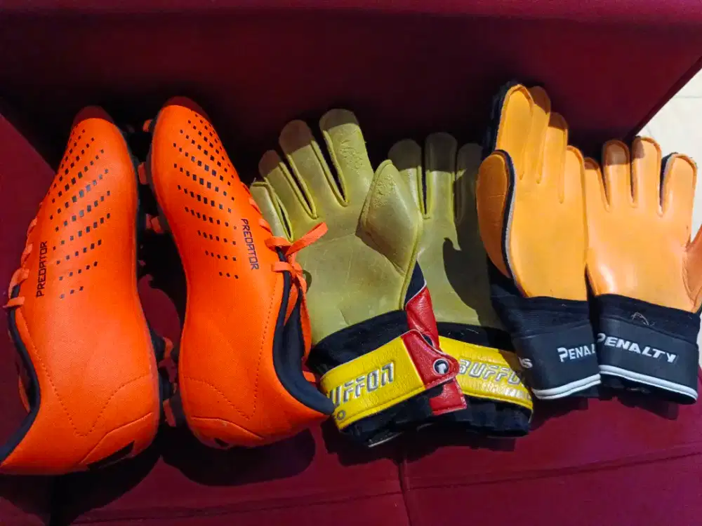 Sepatu Bola Adidas Predator dan sarung tangan Bola keeper