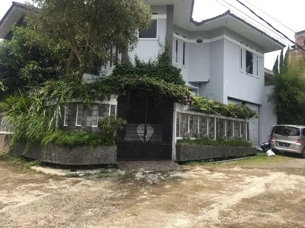 Dijual Cepat Vila/Rumah 3 lantai Murah