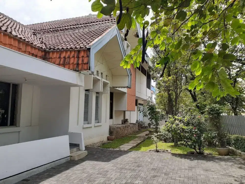 Rumah Lama Terawat Lokasi Strategis Sayap Sunda Naripan dekat Riau Bandung