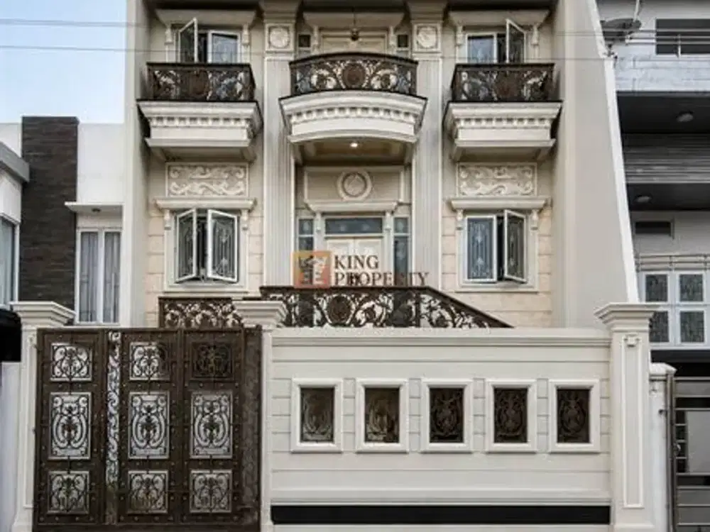 Dijual Rumah Mewah Bergaya Eropa Klasik di Taman Palem Lestari Cengkareng Jakarta Barat 6 Bedroom, Luas 440M²