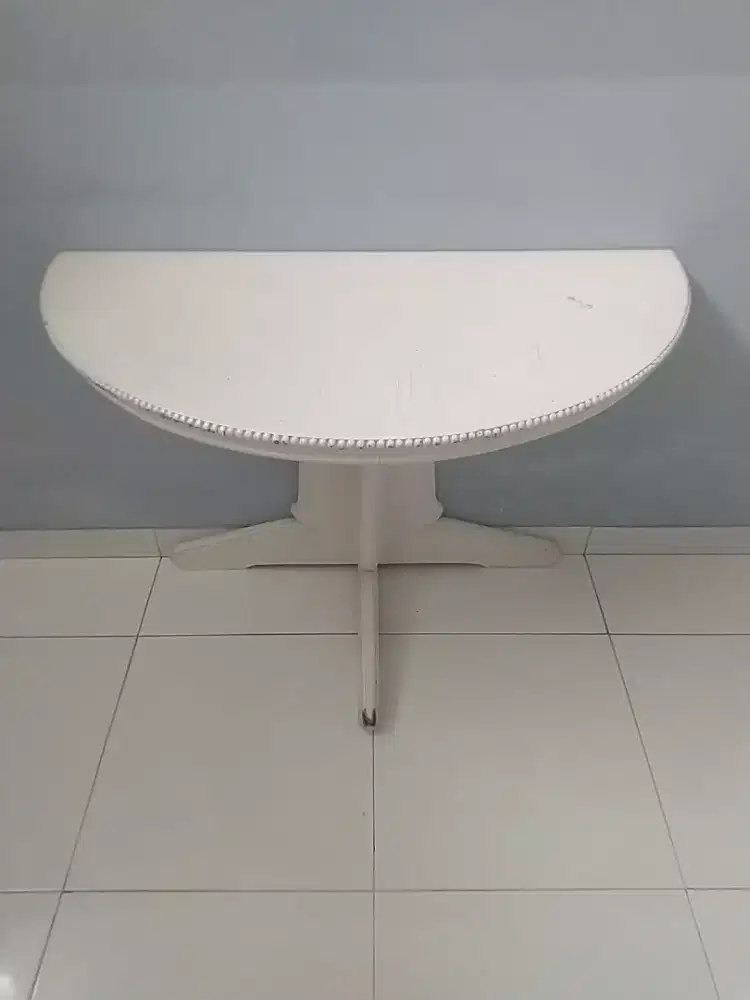 Meja Konsol Putih