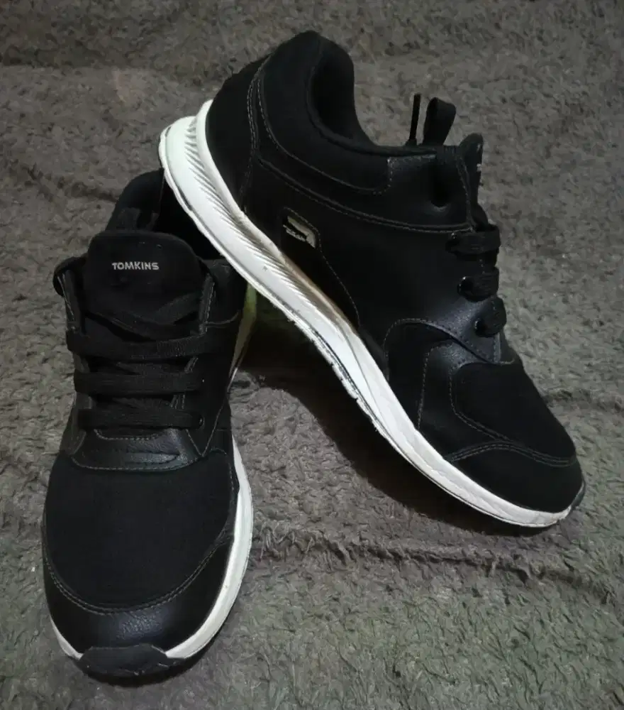 Sepatu Tomkins Size 43 Original