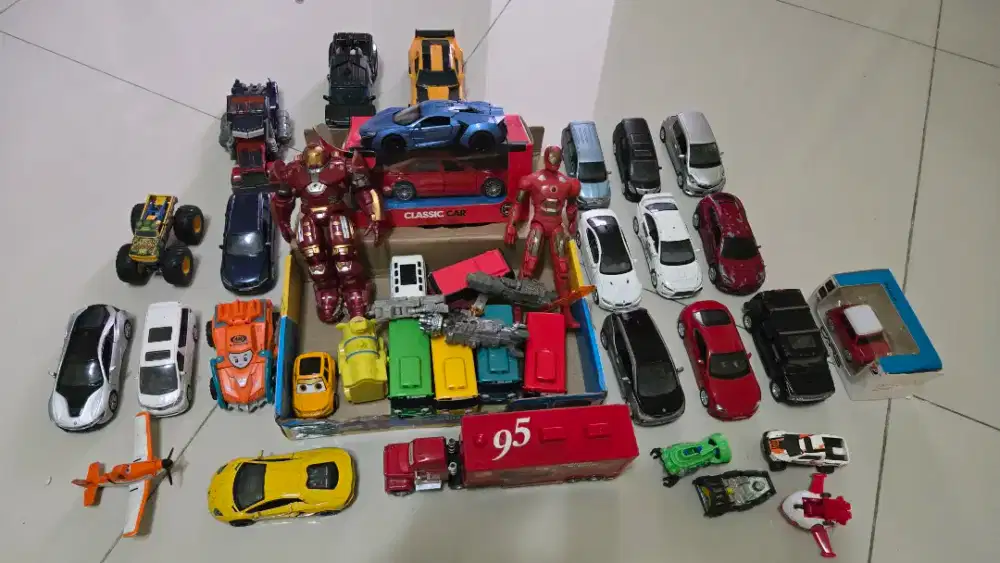 Mainan mobil dan robot