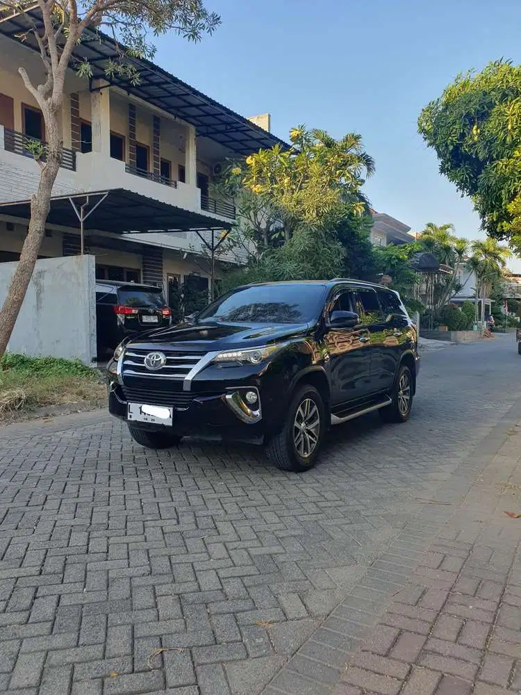 Toyota Fortuner 2019 VRZ Diesel Matic 2.4 warna hitam plat L istimewa