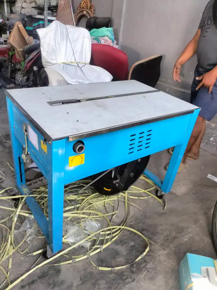 Mesin strapping Merk SANWA untuk mengikat paket otomatis, bekas normal
