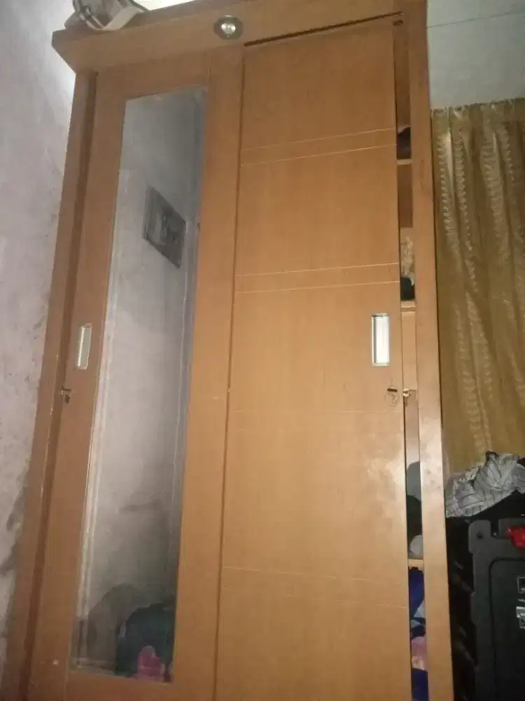 Lemari pakaian pintu serek