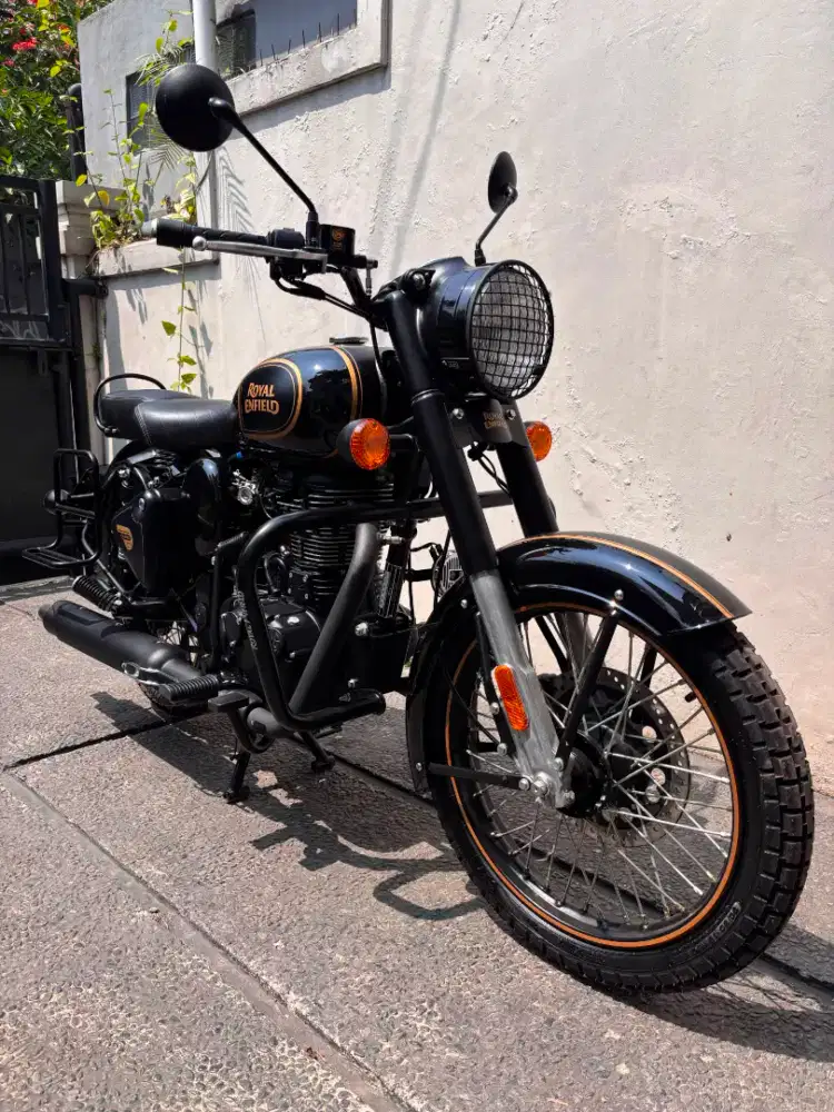 Royal Enfield classic 500 tribute black