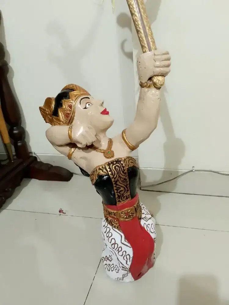 Patung kayu sinta ukir