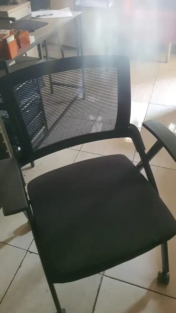 Di jual kursi kerja ada 4 item