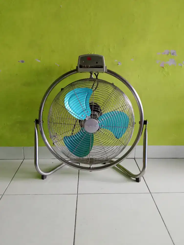 Kipas angin duduk 20 inc merk Worldstar pakai remote.