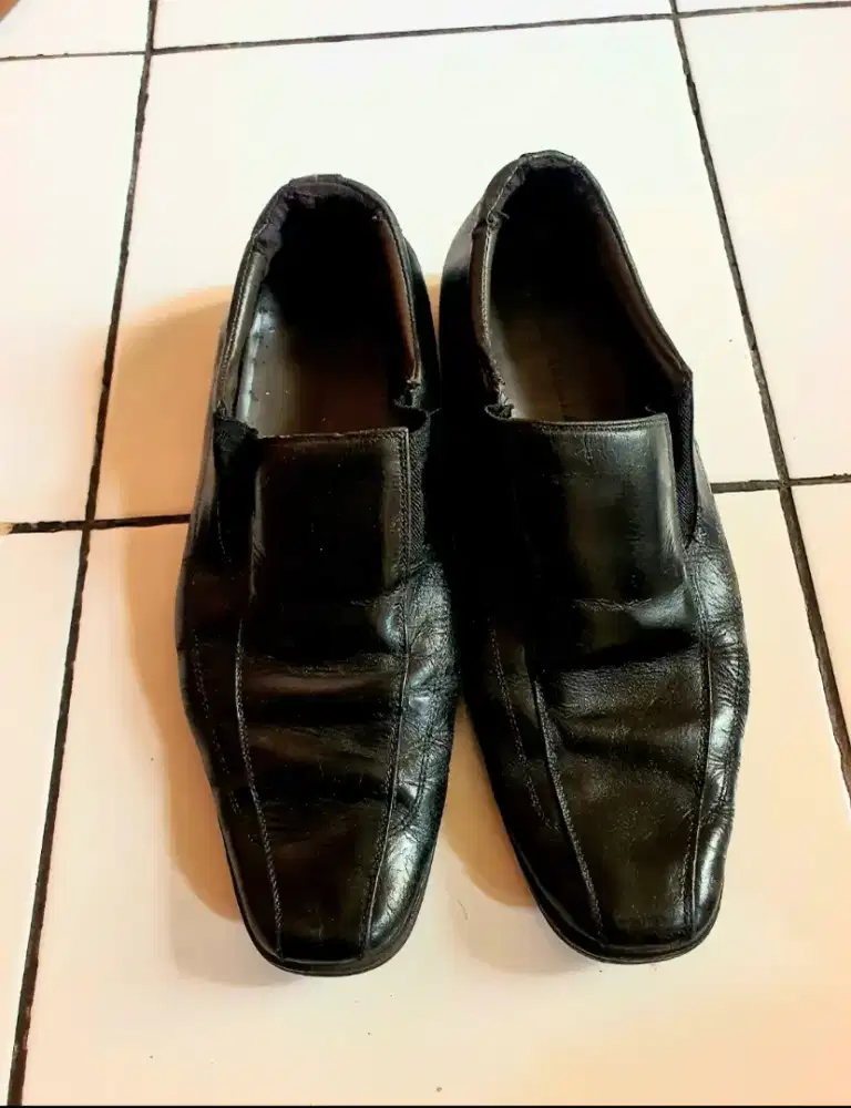 Sepatu Kulit Yongki Komaladi Layak pakai no. 42