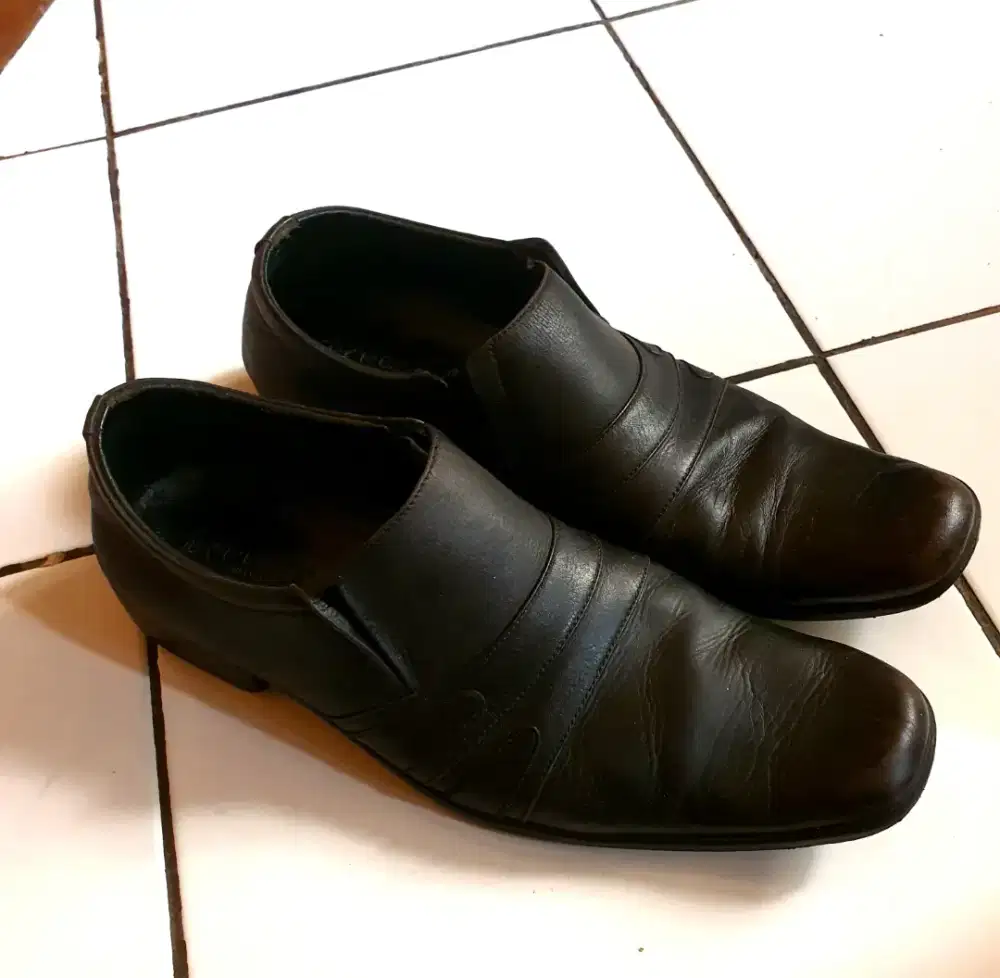 Sepatu Kulit Layak Pakai no. 42