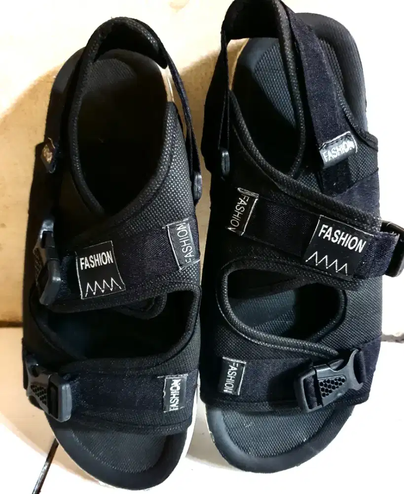Sepatu Sendal Layak Pakai No. 42