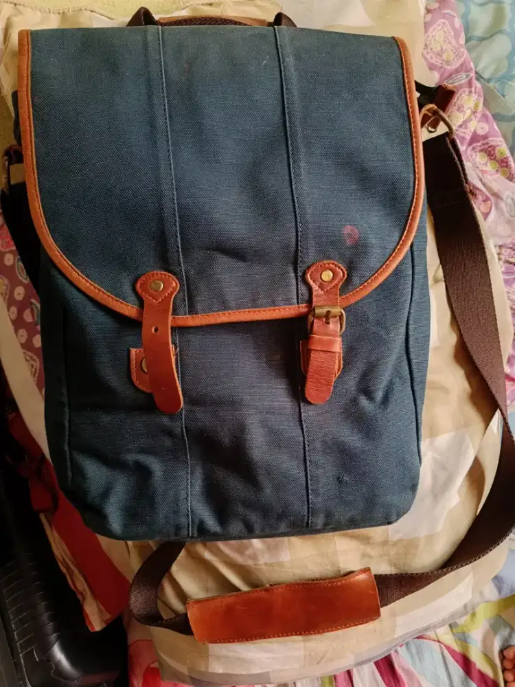 Dijual Tas Selempang muatan banyak dan masih layak pakai