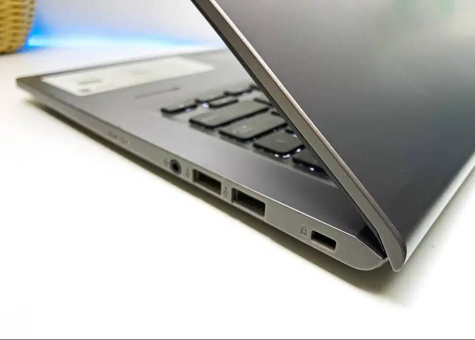 Laptop Asus VivoBook Ryzen 3 Ram 8gb Ssd Nvme 256gb bodi mulus VGA 2gb