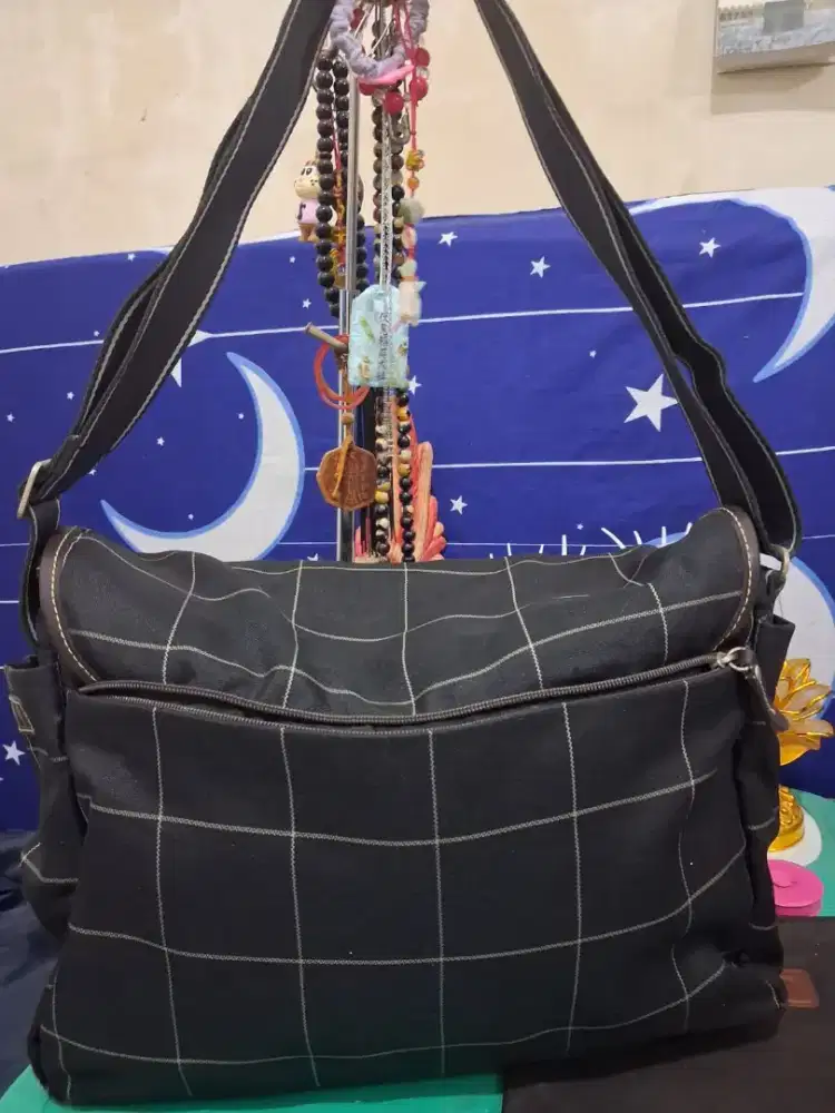 Tas selempang branded
Elle uk 36 x 10 x 27
Limited edition
Barsng tera